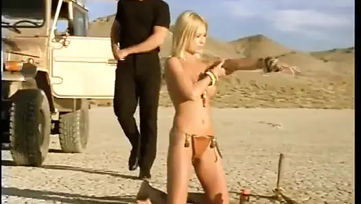 Ateşli kadınlarla sıcak güneşin altında çölde bile sikişiyor