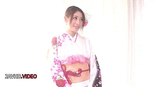 Yaramaz Japon kaori maeda yoğun sakso ve tutkulu sikişiyor