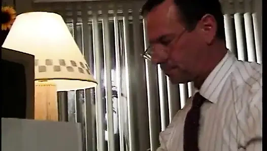 Sürtük denetçi için bacaklarını açıyor ve mastürbasyon yapıyor