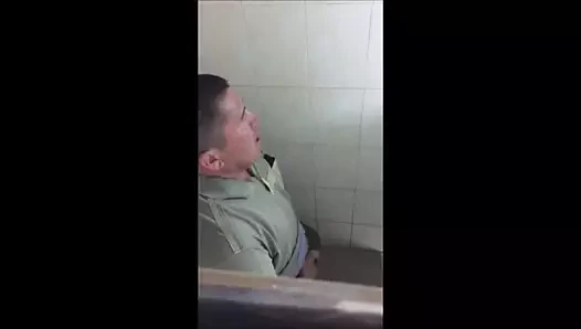 maduro en los lavabos publicos