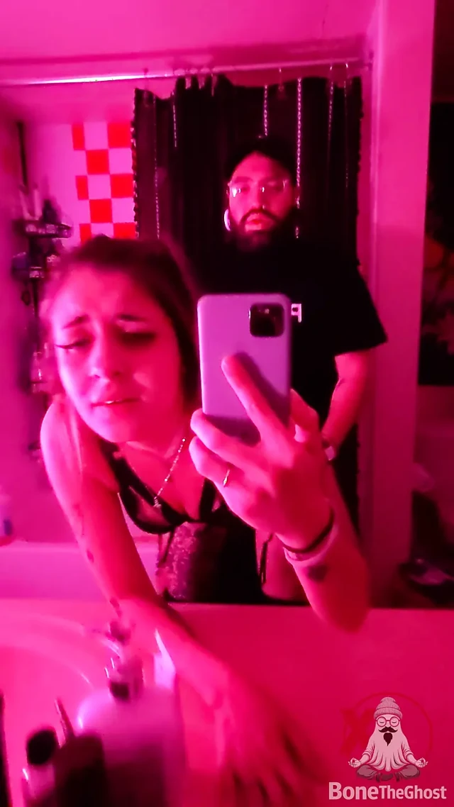 Orta yaşlı seksi arkadaşımı aynanın önünde sikiyorum