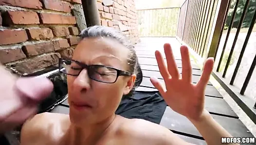 Gözlüklü inanılmaz sürtük bir güverte yüz alır