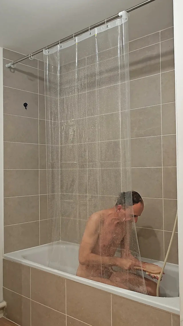 Banyodasın. Bak etrafında ne görüyorsun.