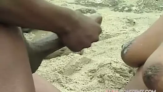 Siyah civciv olduğunu becerdin üzerinde the plaj