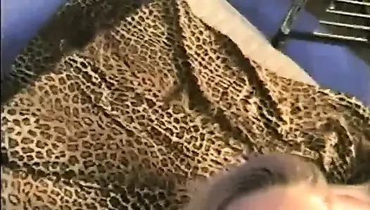 Lucie'nin ilk oyuncu kadrosu, iki erkeğin bir kızı nasıl becerdiğini gösteren bir genç