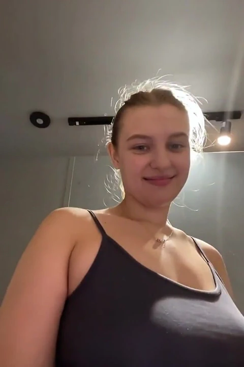 Soyunma odasında büyük yarakla sıkı anal sikiş