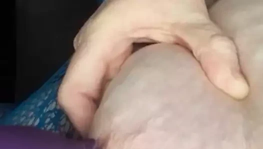 thelady oynar ile bir emme vibratör üzerinde ona meme