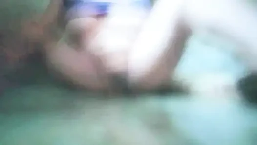 Kayınvalide fışkırtmadan önce götünü ölçüşiyor