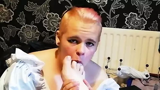 Ayaklara tapan kedi yavrusu.