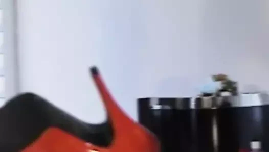 Mutlu ev kadını yabancılarla sallanmayı sever