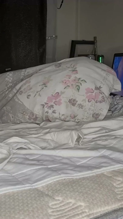 Çok seksi karısı, hafta sonu boyunca başka bir çükle oynamayı nasıl aldattığını anlatan yine boynuzunu azgın yapar | Klip 1