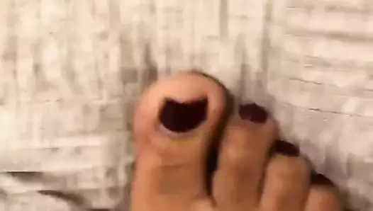 Aubrey Fire, yastığının üzerinde ayak işi yapıyor!