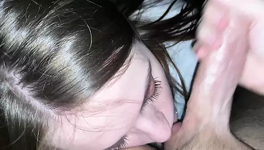 O her zaman ağzına boşalmak istiyor