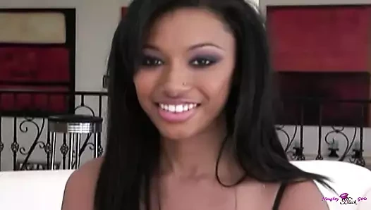 Öpüşme ve dokunma bu ırklararası çift için ciddi oral ve vajinal harekete yol açıyor