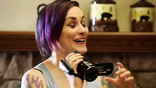 Zambak cade yiyor bazı kedi