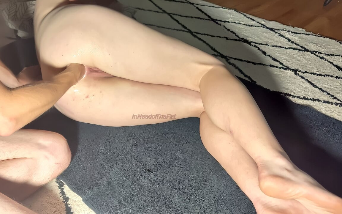 Köle evli kadın yatmadan önce amına ve götüne yumruk sokuyor