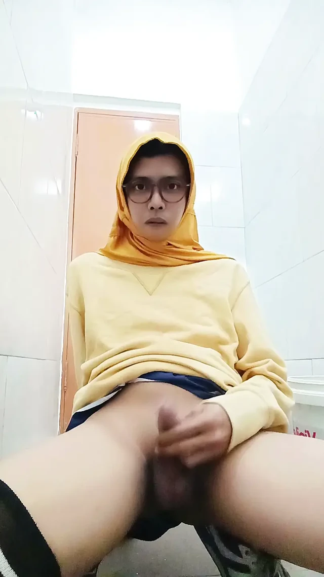 Ofis tuvaletinde halka açık mastürbasyon yapan Hijab Asyalı Femboy
