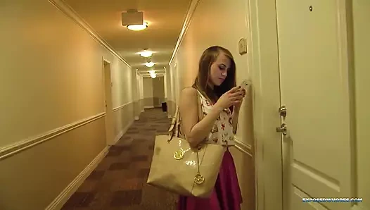 Soleil Marks en yakın arkadaşının üvey babasını sikiyor