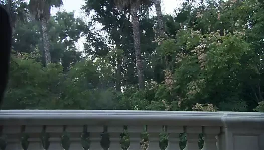 Monica ve arkadaşı parmaklarını birbirlerinin ıslak bal çömleklerine sokarlar.