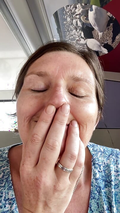 Üvey Anne Otobüsün Arkasında Kokulu Amıyla Oynuyor, Sonra Kokan Parmaklarını Kokluyor Ve Emiyor!