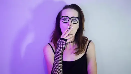 Gotik kız file çorap içinde sigara içiyor