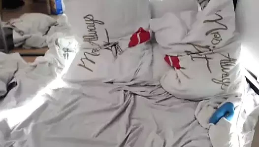 Azgın olduğum zaman kendimi becermeyi bırakamam, bir süre sonra cum deliklerimden damlamaya başladıktan sonra