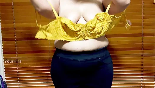 seksi hint karısı sutyen değişimi - şehvetli göğüsler basın ile dalga geçiyor