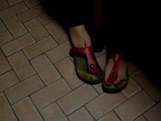 Birkenstock gizeh sarkan ve adım