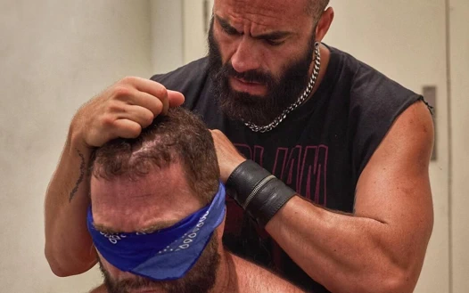 Sakallı usta kaslı itaatkarı kullanıyor