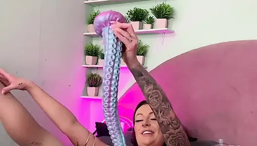 Büyük ahtapot fantezi dildo sikişi