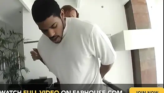 Balık ağları giyen fahişe