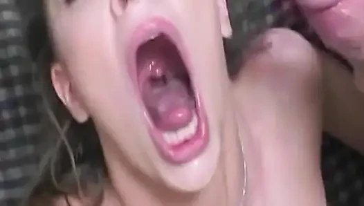 Olgun sarışın orta yaşlı seksi kadın büyük yarağı yiyor ve sırılsıklam amcığını açıyor