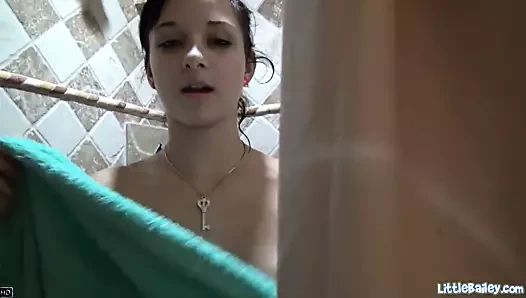 Küçük şatonun dış avlusu parmak ona tıraş kedi içinde the duş