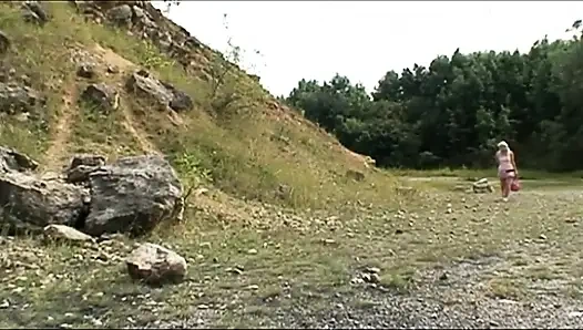 Seksi genç kız açık havada olgun rehberi tarafından sikiliyor