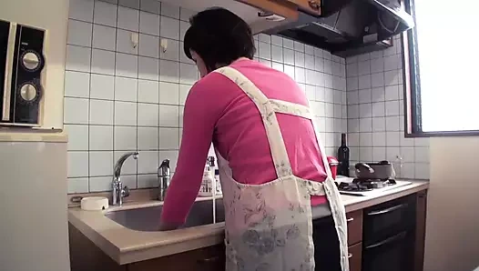 Karısının annesi ve damadı birlikte porno izlediklerinde heyecanlandılar...