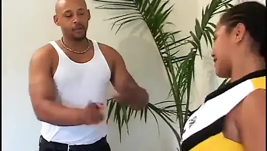 Siyah amigo kız büyük yarağa biniyor
