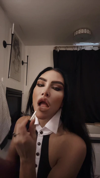 Yeni kız sahnede muhteşem ihlal