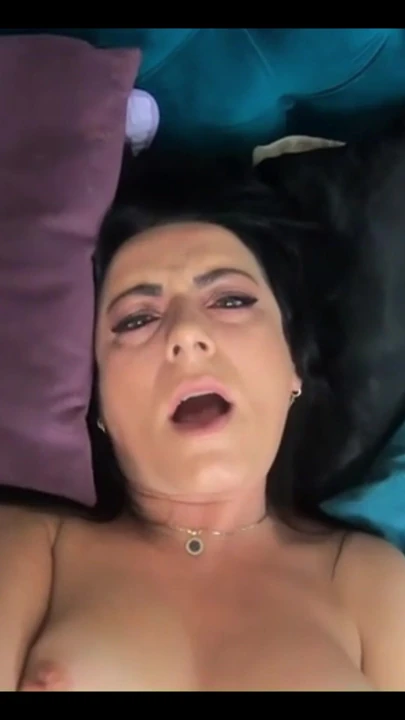 Bir gün mastürbasyon yaparken komşum tarafından yakalandım.