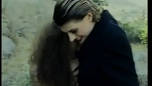 Ateşli esmer açık havada sert grup seks sırasında götünü siktiriyor
