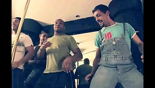 Yaşlı bir sürtük için grup seks büyük yaraklarla göğüslerine boşaltılıyor