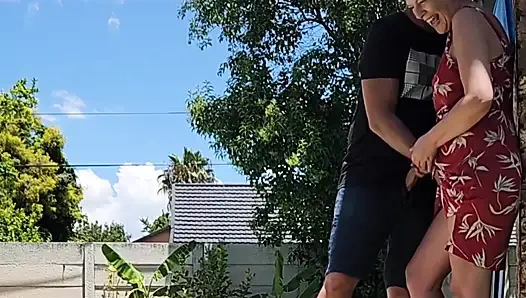 Açık havada şenlik duvara bakan bir komşu tarafından yakalandı