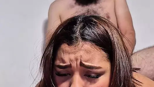 Venezuela'daki ailesinin porno yaptığını öğrenmesini istemiyor, yüzünü kapatıyor.