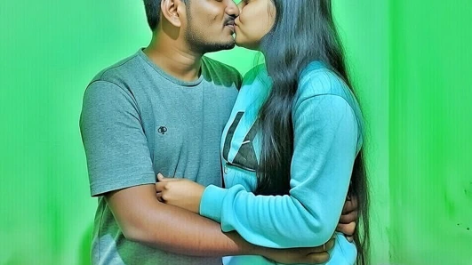 Edepsiz gürültü yapan kızla çift seks yapıyor sert seks sırasında edepsizce ses çıkarıyor