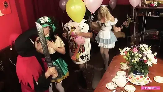 Harika memeli sürtüklerle Alice Harikalar Diyarında parodi grup seks partisi