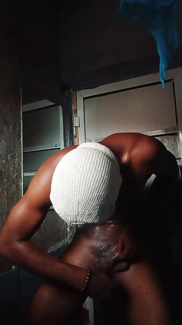 Strafhard2k sikinin kıllarını nasıl tıraş yaptığını gösteriyor