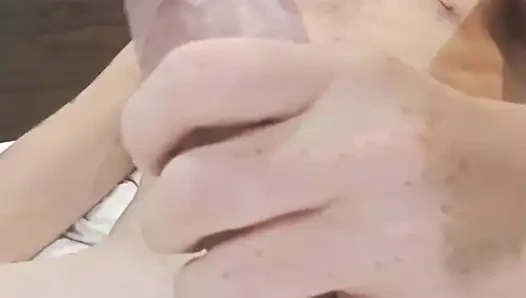 Yakın çekim sırayla 9 inçlik yarağımı okşuyor, beni nasıl azdıracak biliyor