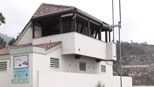 Küçük memeli seksi mayo modeli oturma odasında doggystyle çuvalladı