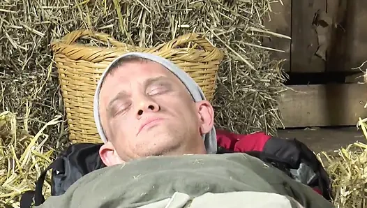 Ateşli orta yaşlı seksi kadınlar emmeyi, sikişmeyi ve yumruk sokmayı seviyor