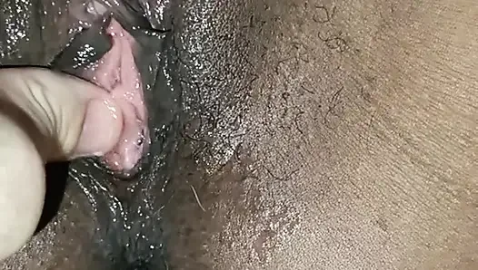 Seksi zenci sıska karımla boşalana ve fışkırtana kadar oynuyorum
