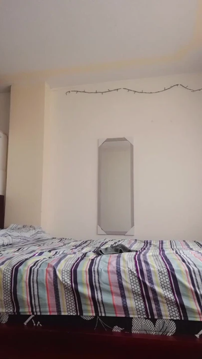 Sevimli femboy trapyale zevk alman için striptiz yapıyor ve o soyunuyorken iç çamaşırını şehvetli bir şekilde modelliyor | Klip 2